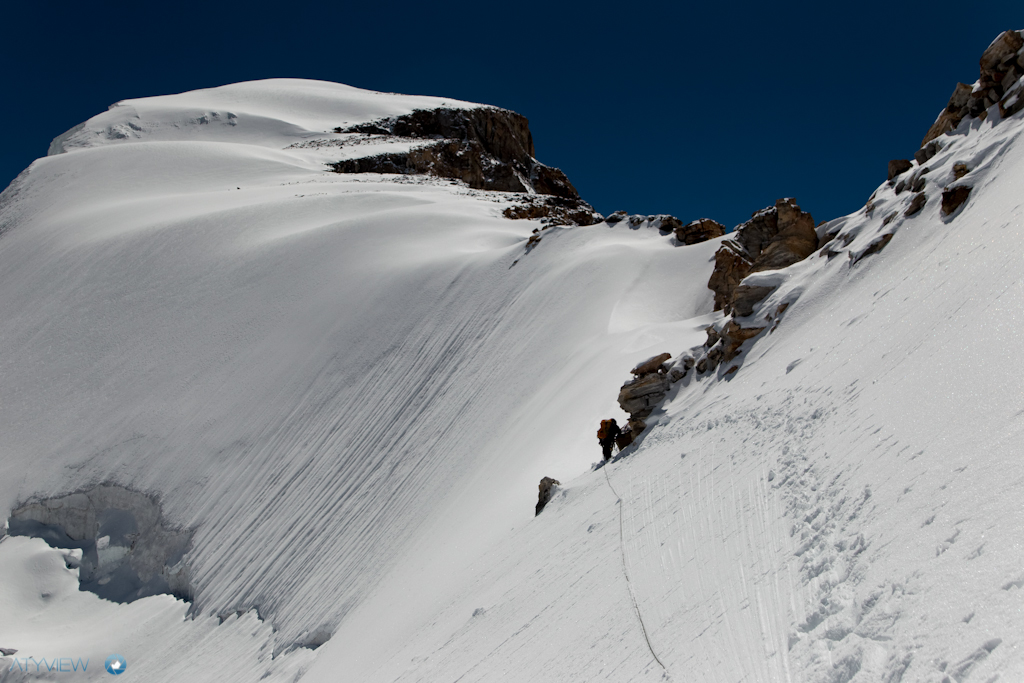 Traversée au dessus de la rimaye du Gocook source Yannick Fluggi - Atyview©