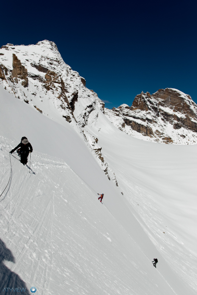 Remontée sur corde fixée après la rimaye source Yannick Fluggi - Atyview©