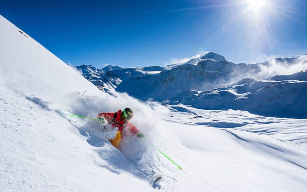 Où sont les piquets au bord de la piste ?