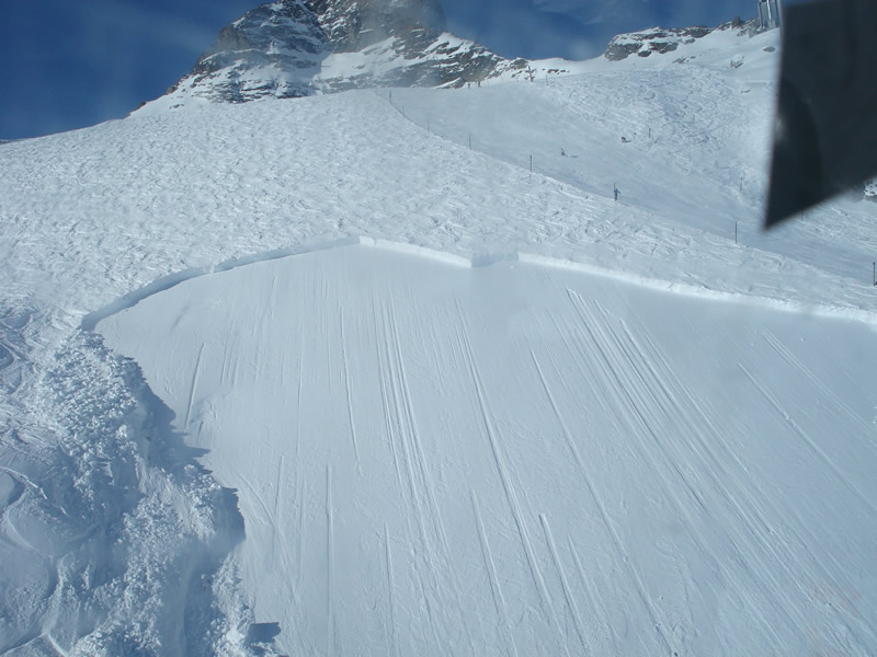 Départ de plaque au bord d'une piste, après de nombreux passages...